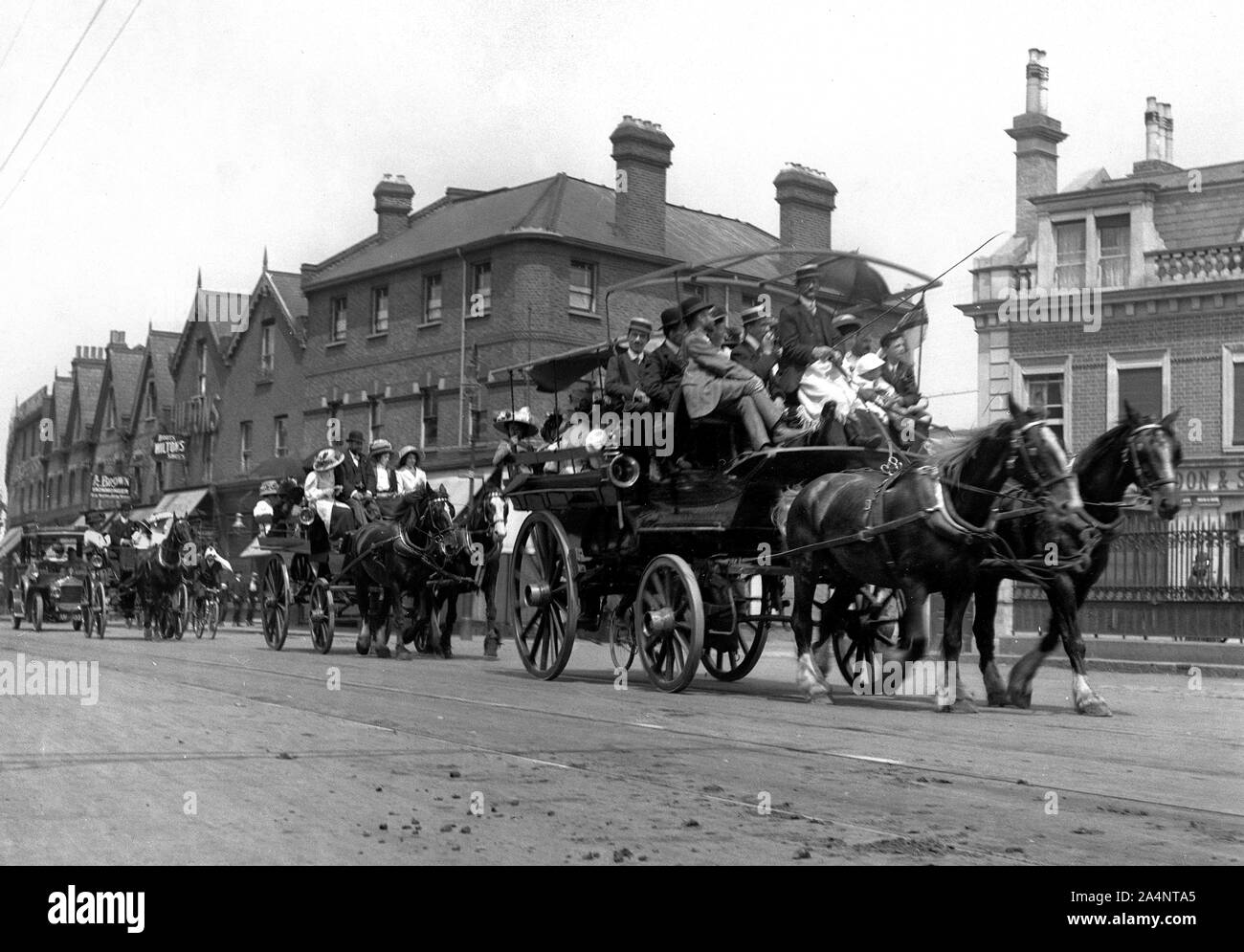 Cavallo charabanc allenatori presso la Epsom, Inghilterra, Regno Unito 1900s Foto Stock