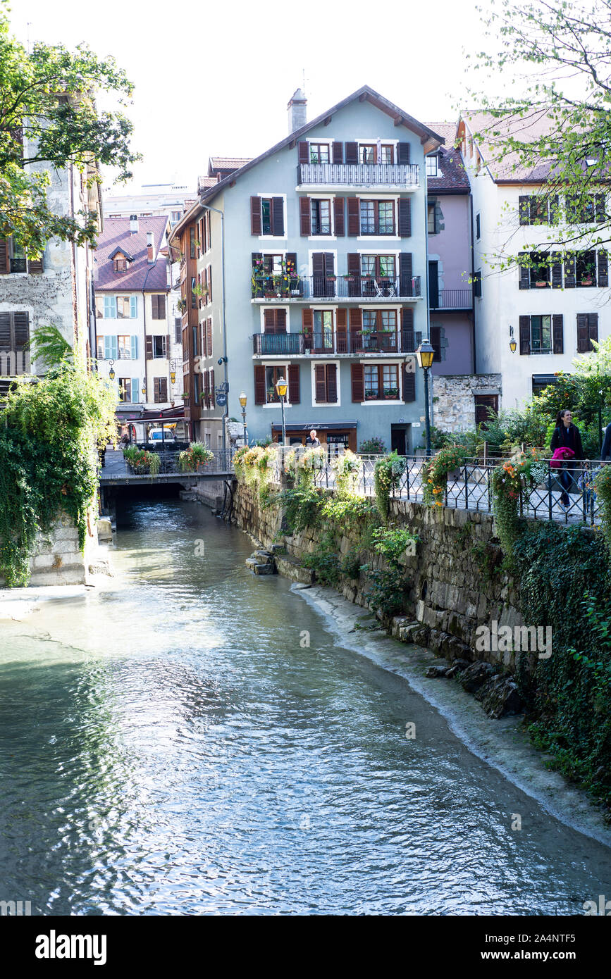 Canal con fiori in Annecy, Francia Foto Stock