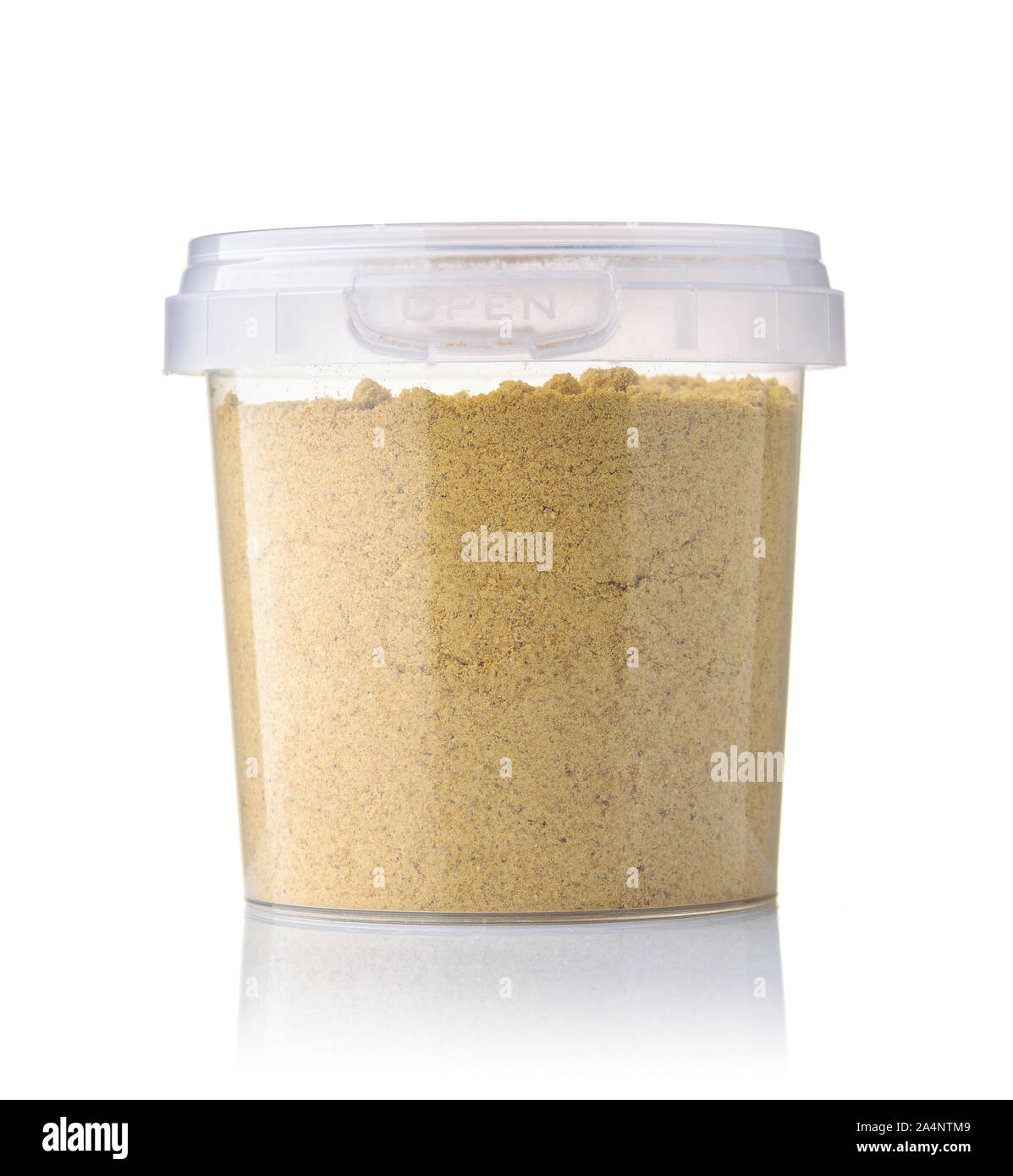 Vista frontale di zenzero in polvere in vaso in plastica isolato su bianco Foto Stock