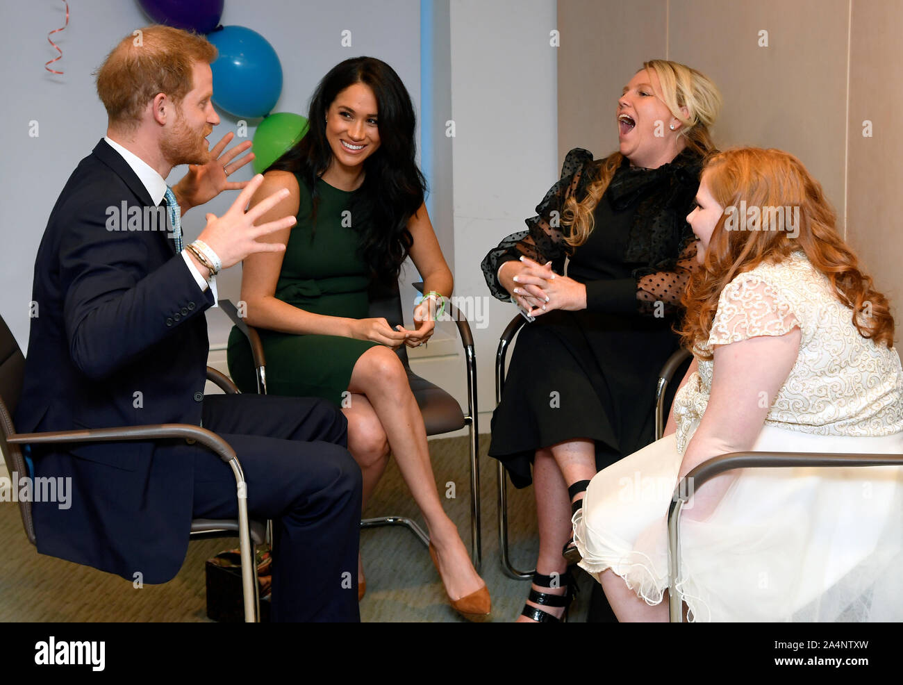 Il Duca e la Duchessa di Sussex soddisfare con Milly Sutherland e sua madre Angela durante l annuale WellChild premi al Royal Lancaster Hotel di Londra. Foto Stock