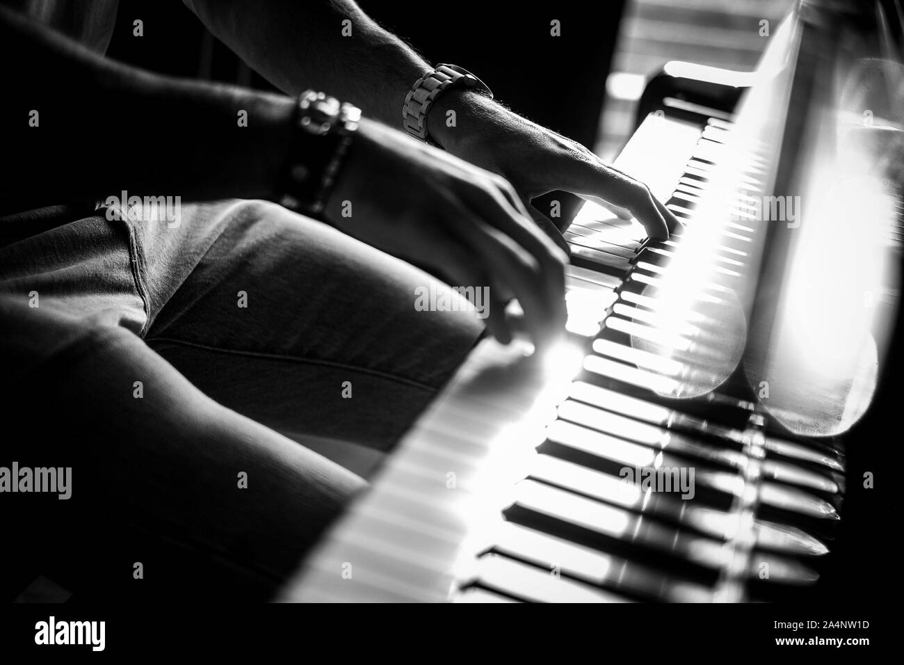 Un uomo la riproduzione di musica su un pianoforte Foto Stock