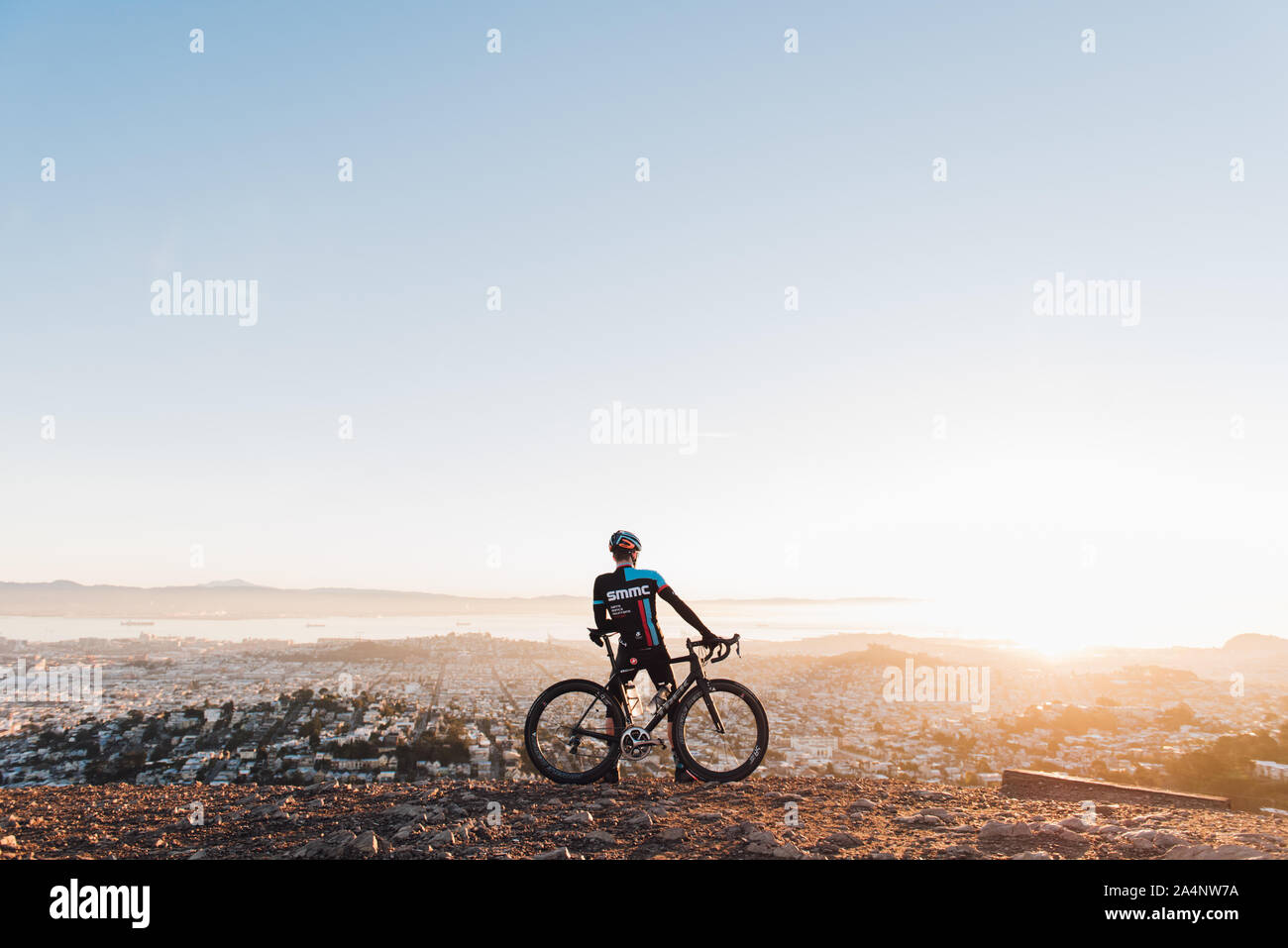 Ciclista mountain bike sulla sommità di twin peaks Foto Stock