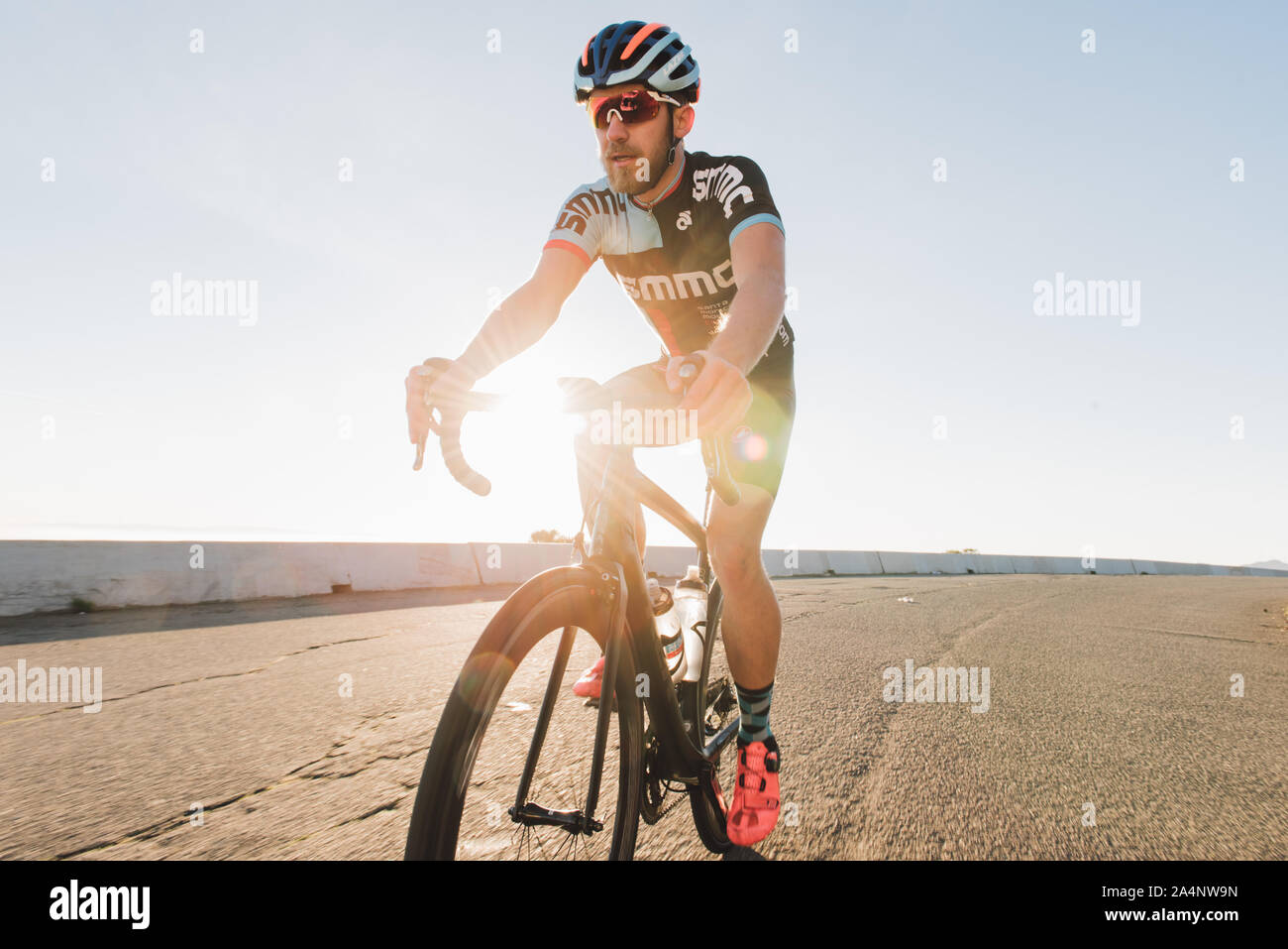 Ciclista mountain bike sulla sommità di twin peaks Foto Stock