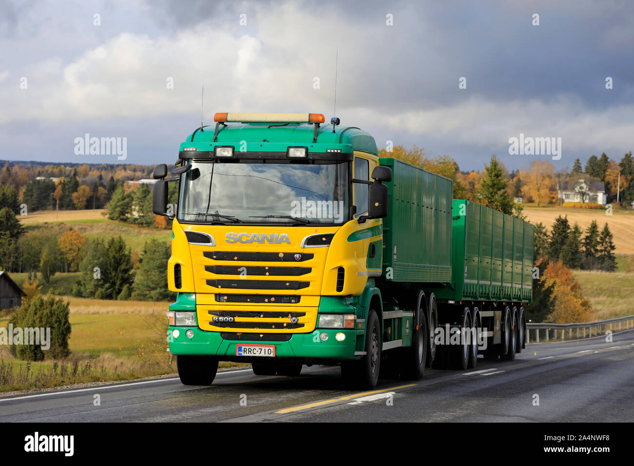 Giallo e verde Scania R500 Carrello di Siuntion Koneasema Oy stagionale di barbabietole da zucchero haul su scenic autunnale di strada in Salo, Finlandia. Ottobre 12, 2019. Foto Stock