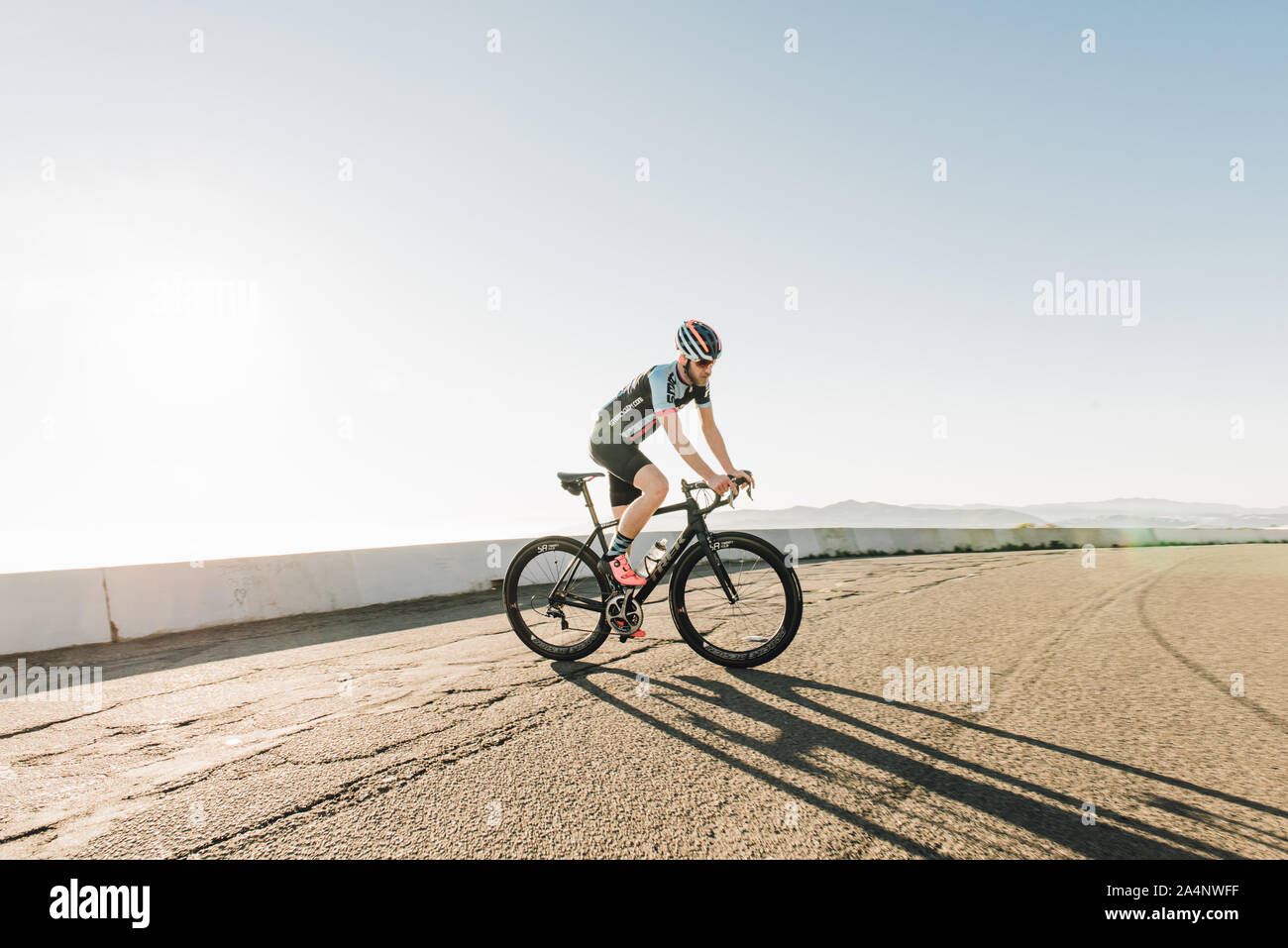 Ciclista mountain bike sulla sommità di twin peaks Foto Stock