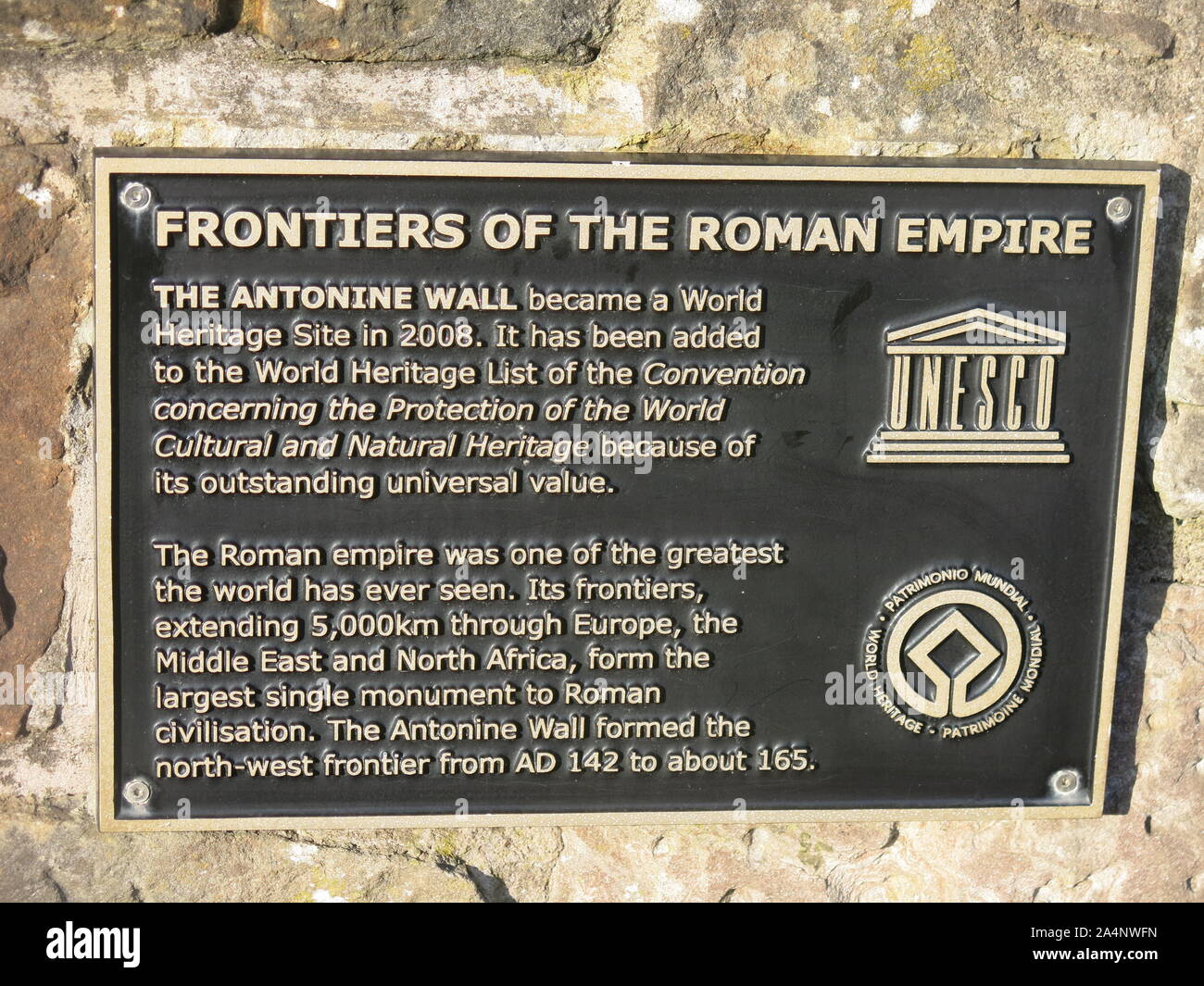 "Frontiere dell'Impero Romano"; un pannello di informazioni presso il sito del Patrimonio Mondiale dell'Bath-House romano a Bearsden, vicino al Antonine Wall. Foto Stock