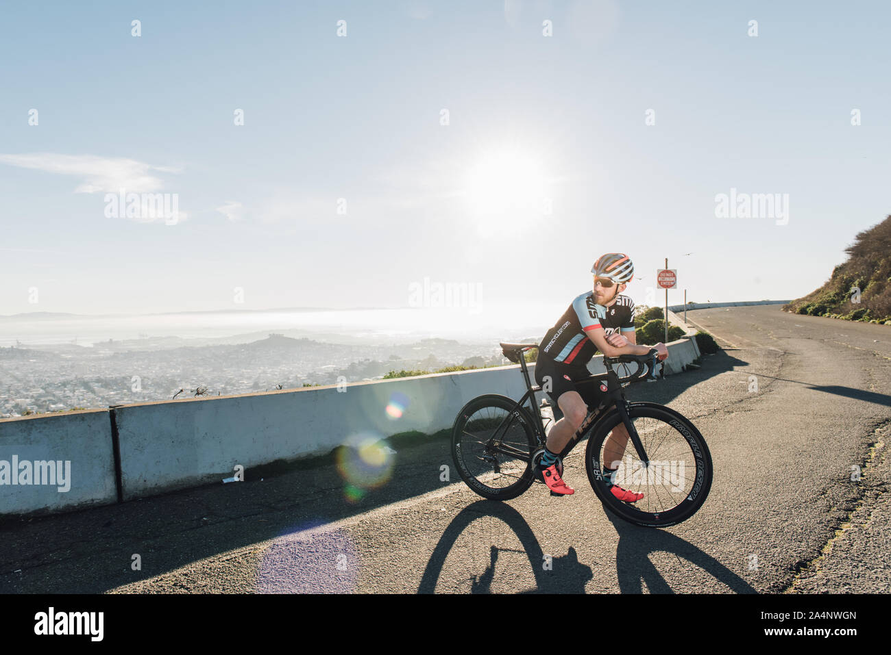 Ciclista mountain bike sulla sommità di twin peaks Foto Stock