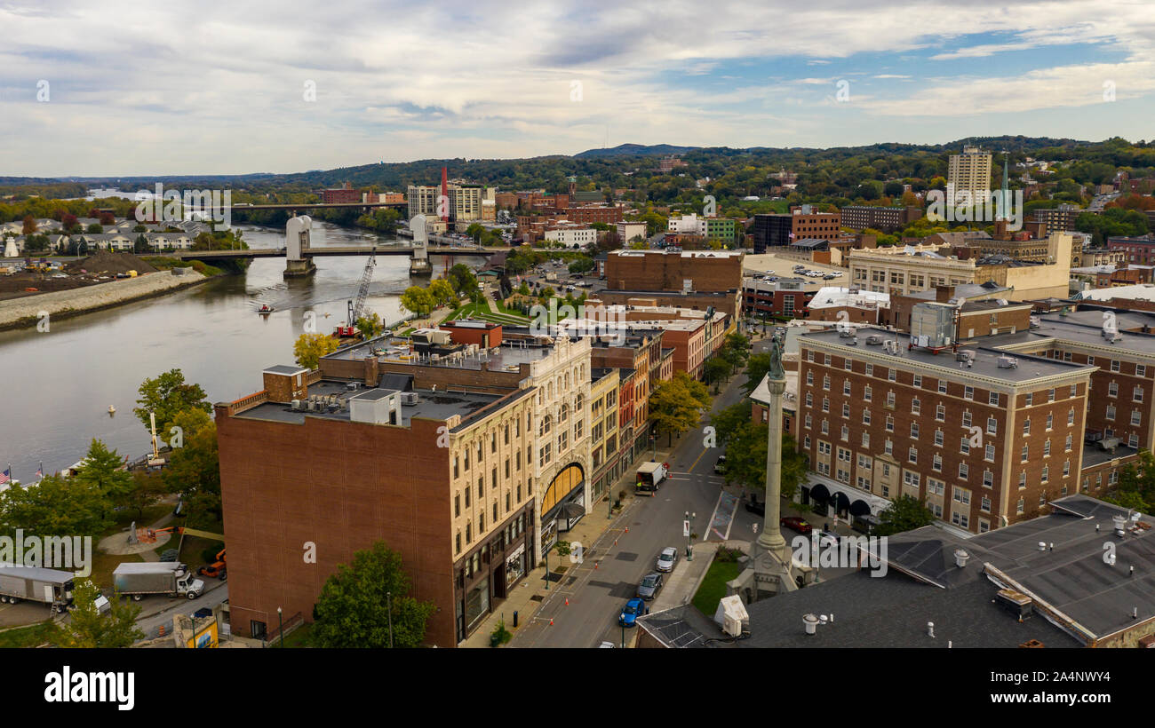 Rimorchiatore a traino e il centro cittadino di Troy NY nella contea Rensselaer lungo le rive del fiume Hudson Foto Stock