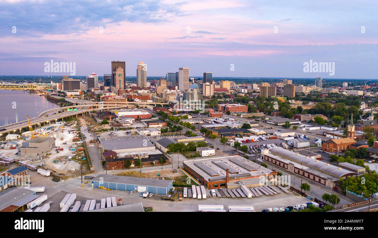 Ponti colorati conducono gli edifici e le strade del centro storico della città di Louisville Kentucky Foto Stock