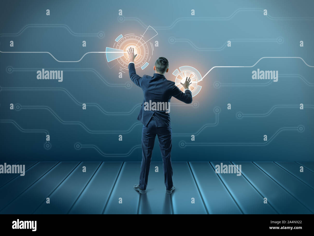 Vista posteriore di un imprenditore toccando le icone sulla schermata digitale con entrambe le mani Foto Stock