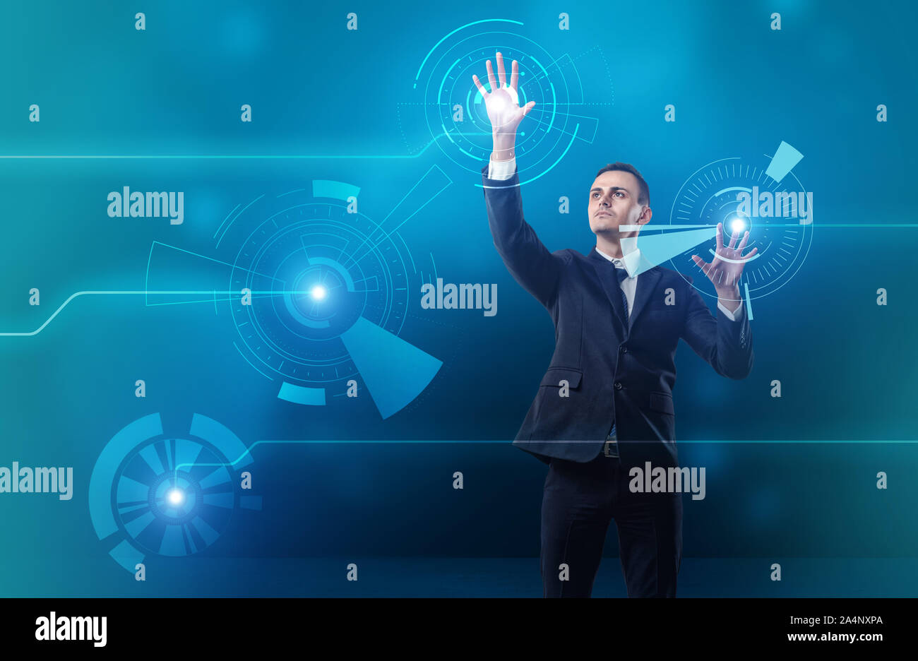 Imprenditore toccando il touchscreen digitale con entrambe le mani Foto Stock