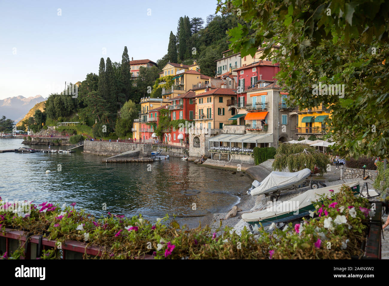 Colorato villaggio italiano, Varenna, lungo una insenatura del lago centrale regione del Lago di Como. Foto Stock