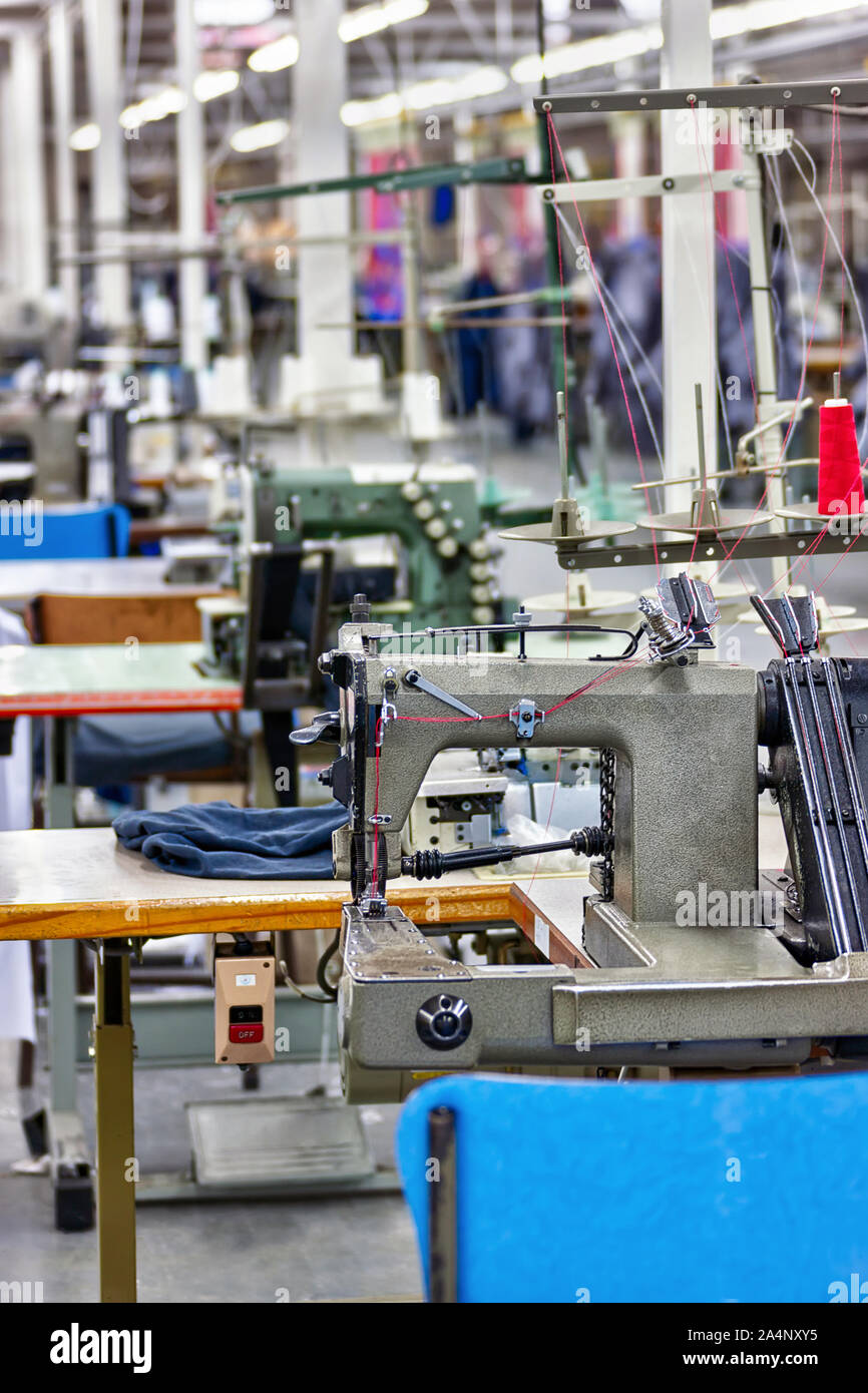 Industria tessile in fabbrica a Gaborone, Botswana, Africa, macchine da cucire industriali, macchine elastico, Foto Stock