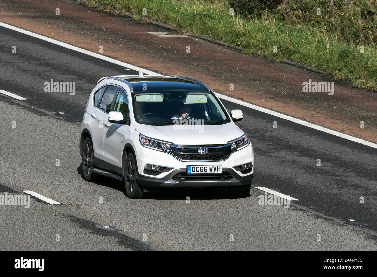 2016 white Honda CR-V EX I-Dtec; Viaggiare sulla autostrada M6 vicino a Preston nel Lancashire, Regno Unito Foto Stock