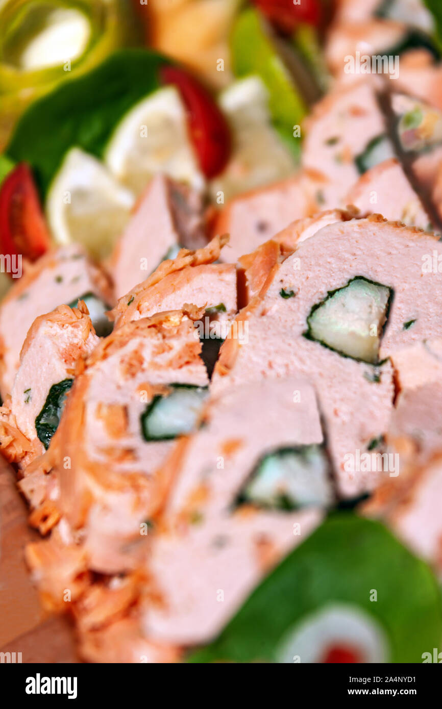 Piatto decorato con vari salumi limone peperoni e pomodori Foto Stock