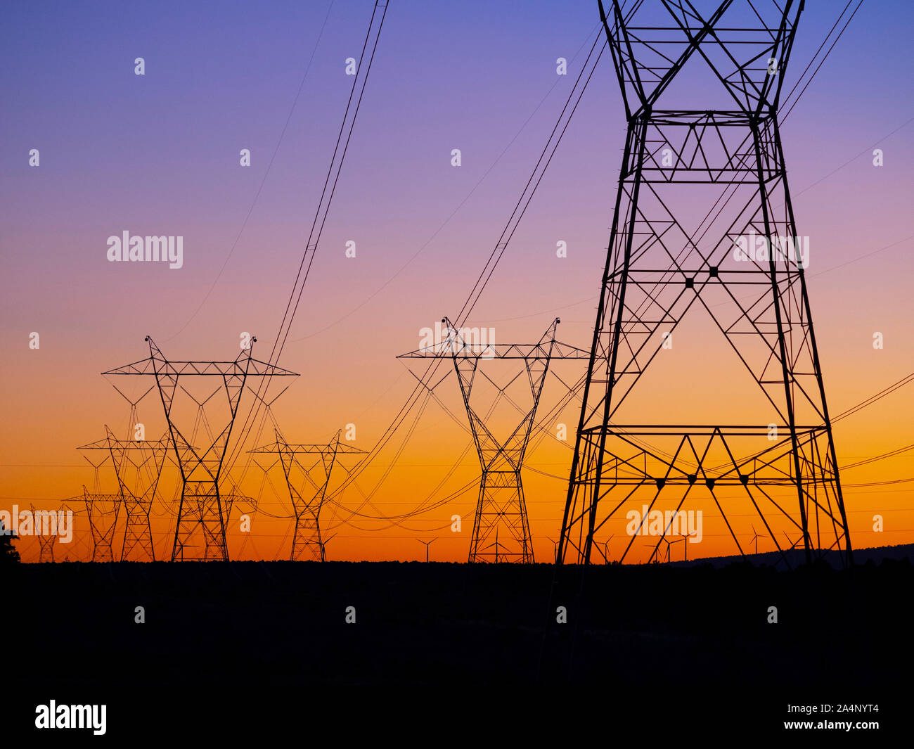 Torre di comunicazione sul cielo blu nel deserto Foto Stock