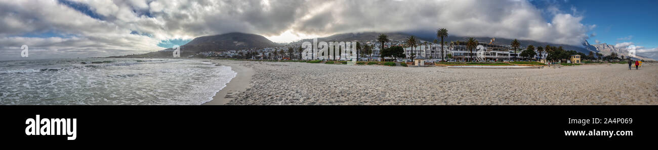 Vista sulla spiaggia e la capitale legislativa del Sud Africa, la Scenic Cape Town Foto Stock
