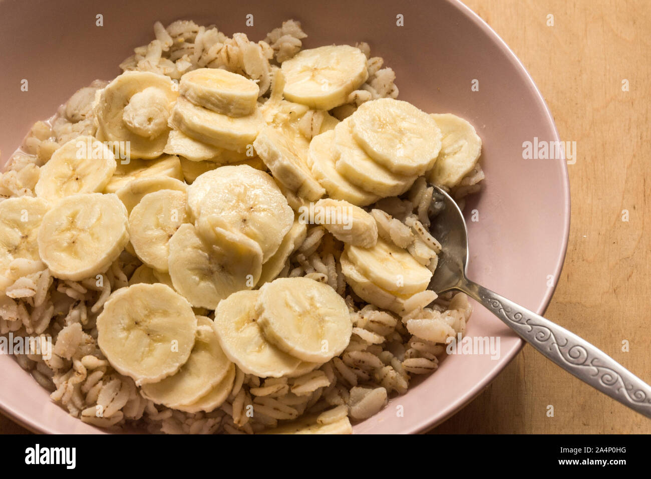 Muesli con banana dolce . Prima colazione inglese.una sana dieta alimentare. Foto Stock
