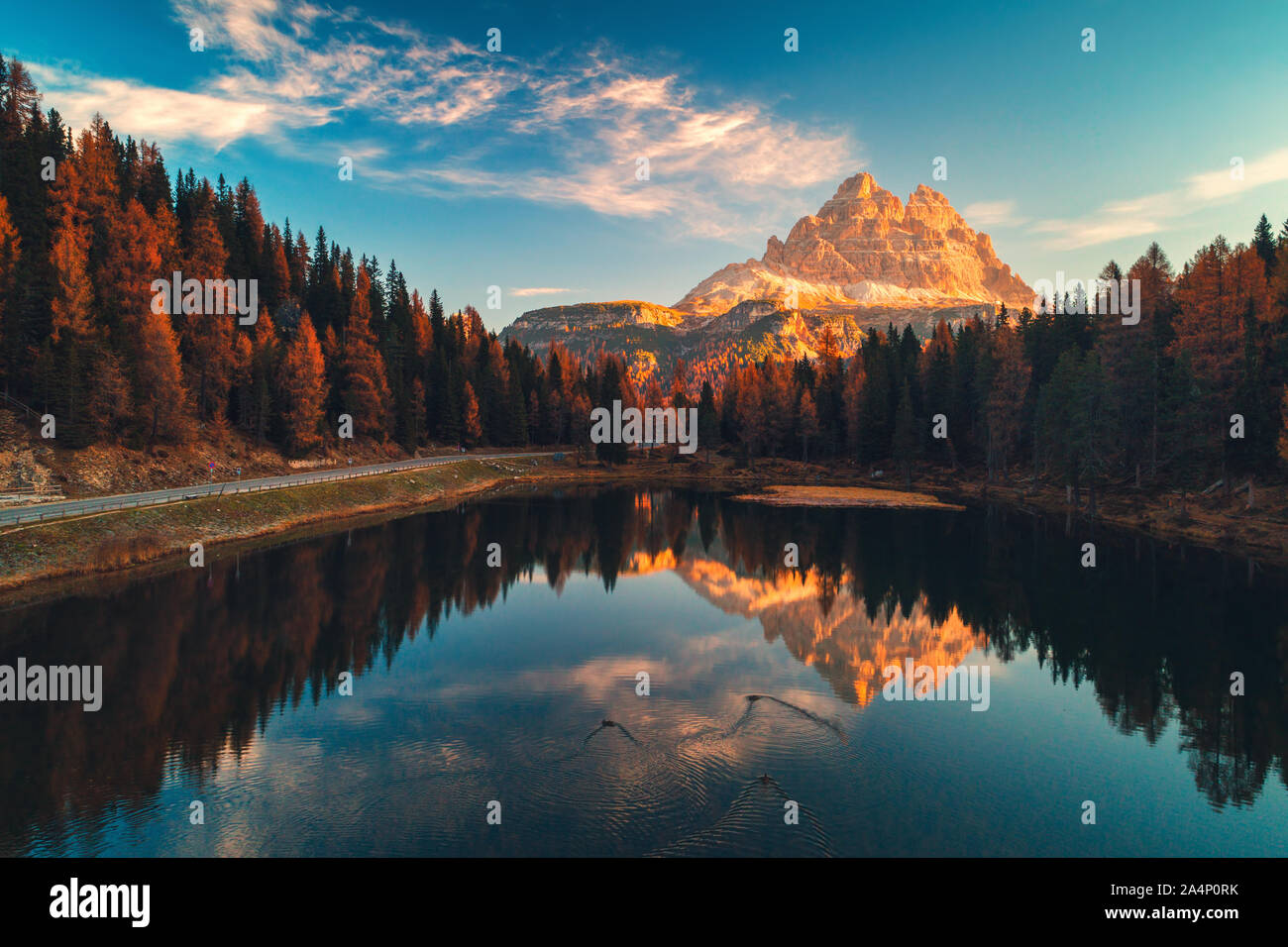 Vista aerea del Lago Antorno, Dolomiti, lago paesaggio di montagna delle Alpi con picco , Misurina e Cortina d'Ampezzo, Italia. Foto Stock
