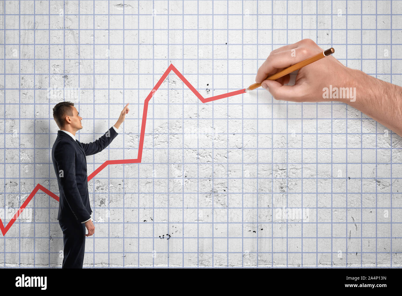 Imprenditore indicando grandi mano come disegnare il grafico. Foto Stock