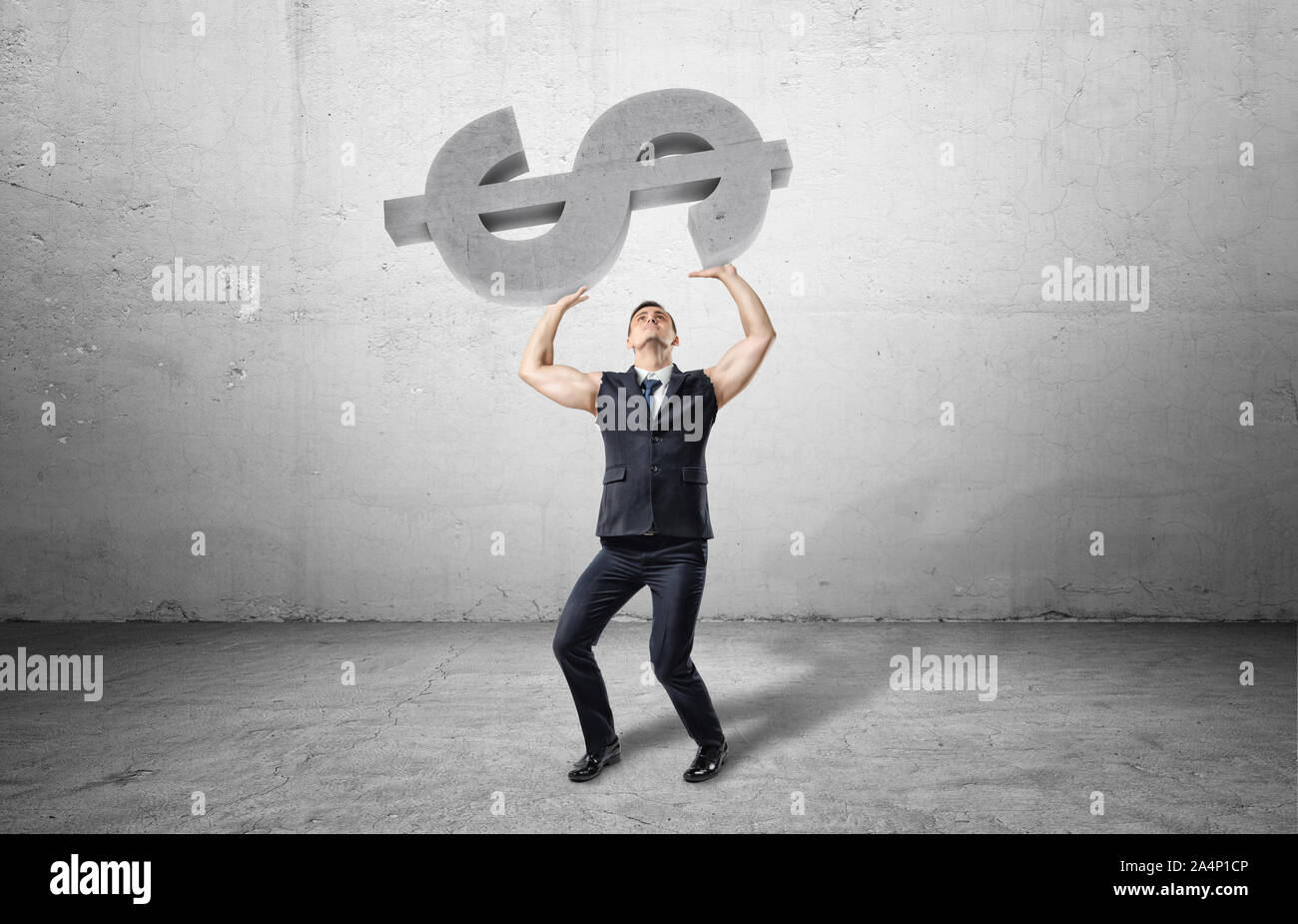 Imprenditore detiene una grande calcestruzzo pesante dollar oggetto con maniche arrotolate. Foto Stock