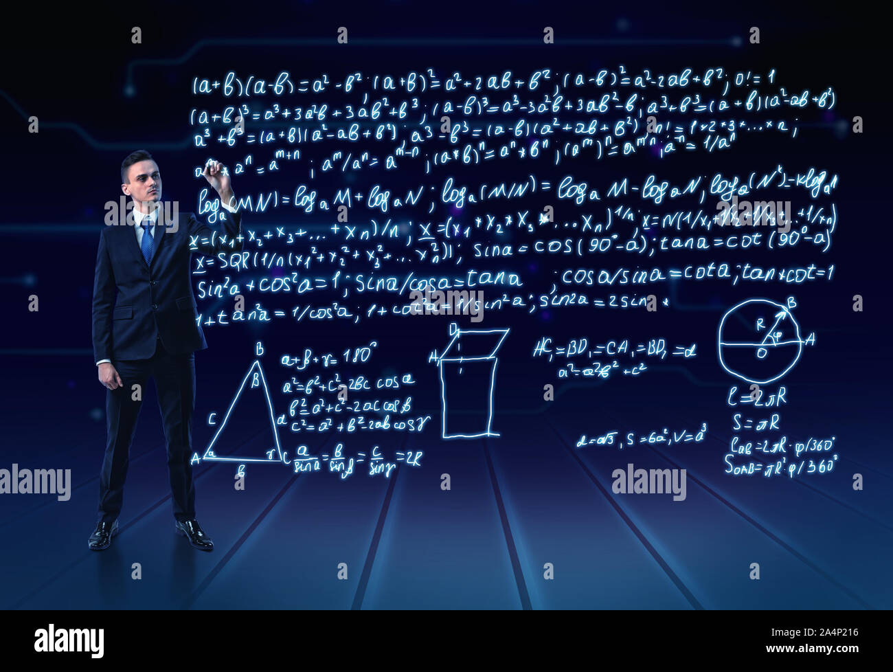 Uomo in un vestito a piena altezza molto di scrittura di formule trigonometrical in aria Foto Stock