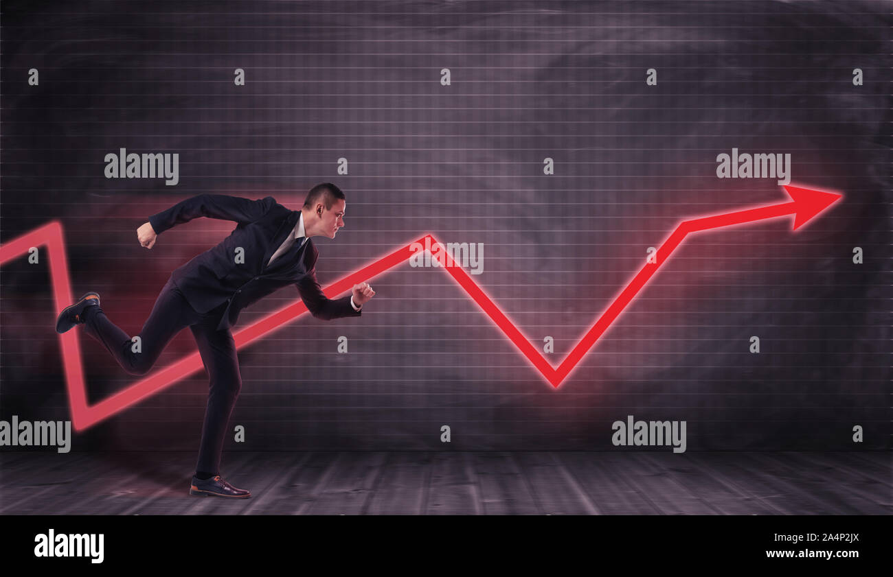 Imprenditore a correre nella direzione della freccia rossa cercando di superare la sua. Foto Stock