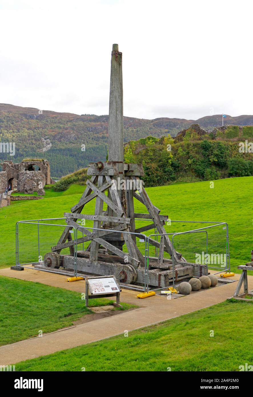 Una replica Trebuchet nel parco del castello Urquhart Da Loch Ness, Scotland, Regno Unito, Europa. Foto Stock