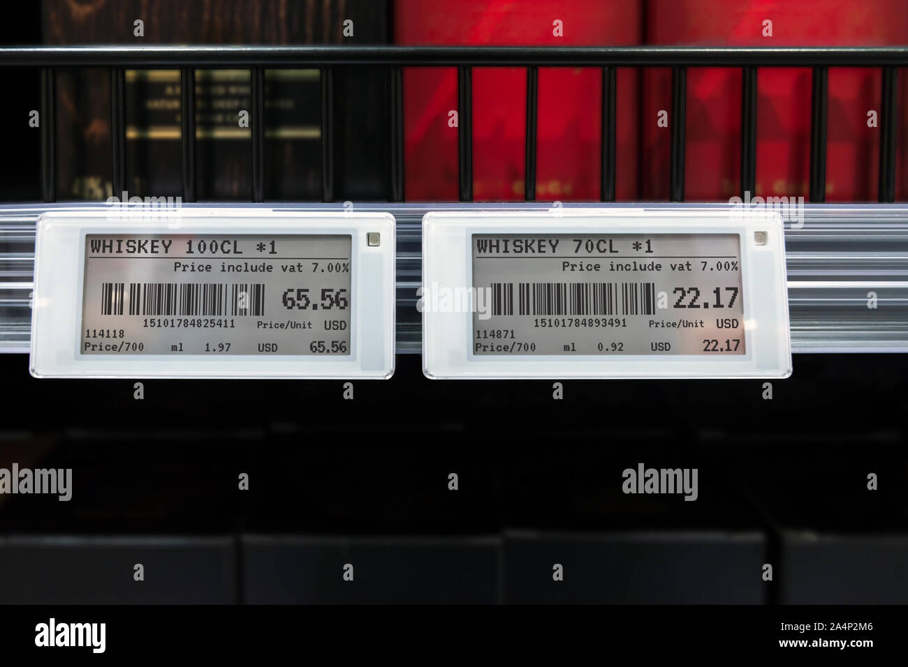 Smart retail store digitale concetto tecnologico.etichette elettroniche per gli scaffali(ESL) led per aggiornata automaticamente la visualizzazione dei prezzi dei prodotti sugli scaffali per reta Foto Stock