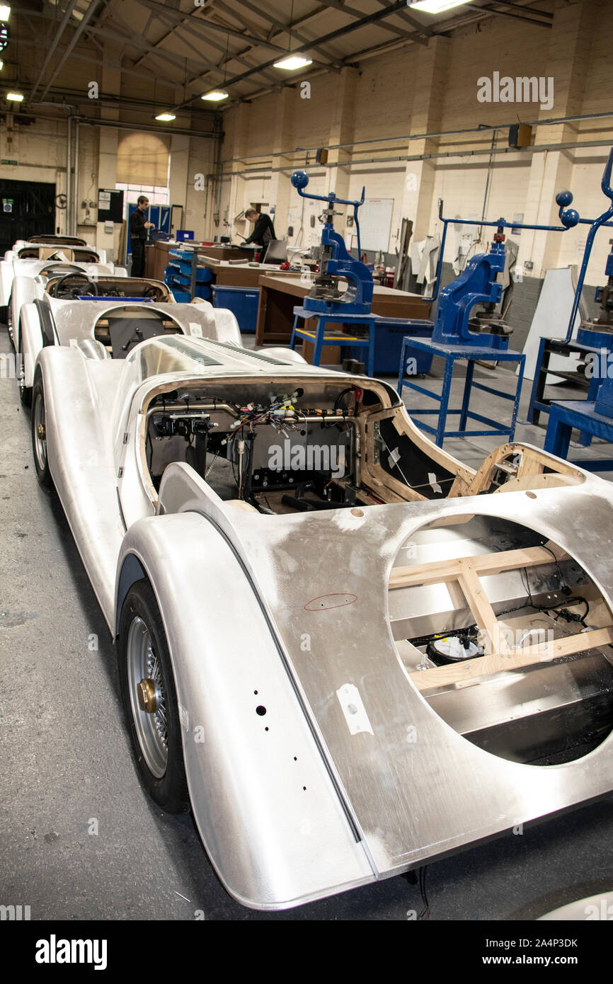 Morgan Motor Company factory 2019 mostra un Plus 4 corpo non verniciata Foto Stock