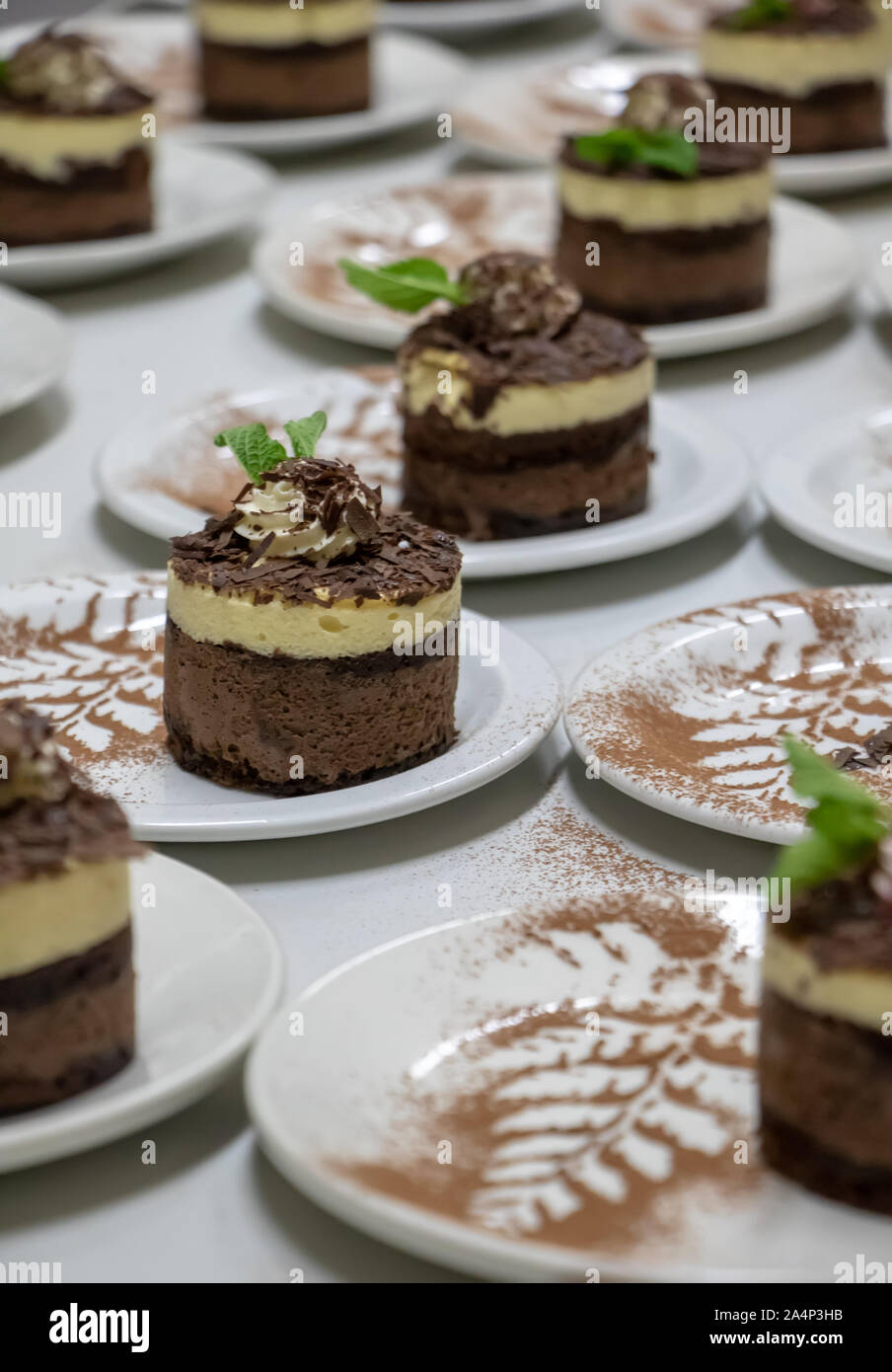 Splendidamente guarnite con mini torte alla menta nei piatti Foto Stock