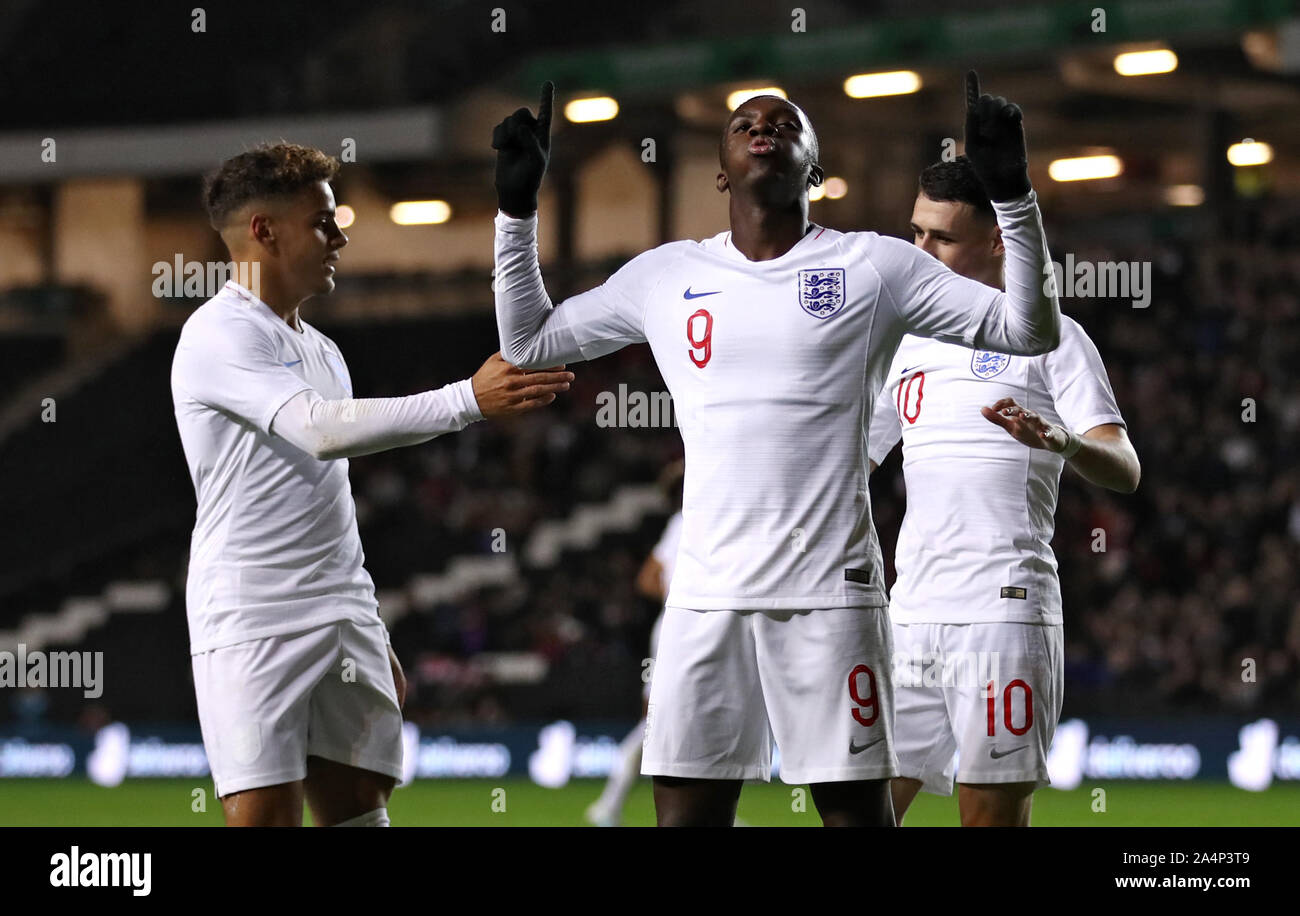 L'Inghilterra del Eddie Nketiah punteggio celebra il suo lato il terzo obiettivo del gioco durante UEFA EURO 2021 Sotto-21 Qualifica del gruppo 3 corrisponde a Stadium MK, Milton Keynes. Foto Stock