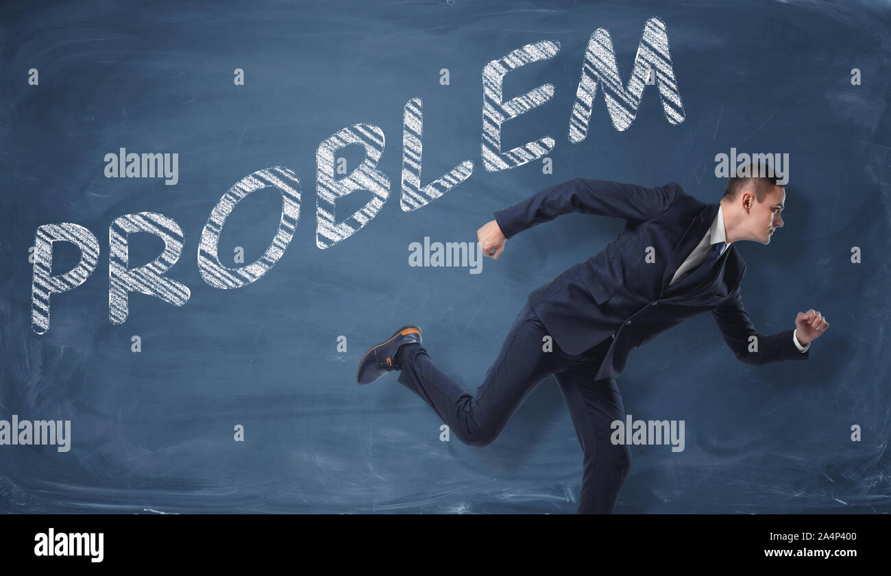 Il rendering di imprenditore in esecuzione per sfuggire la parola "problema" scritto sul blu scuro muro. Foto Stock