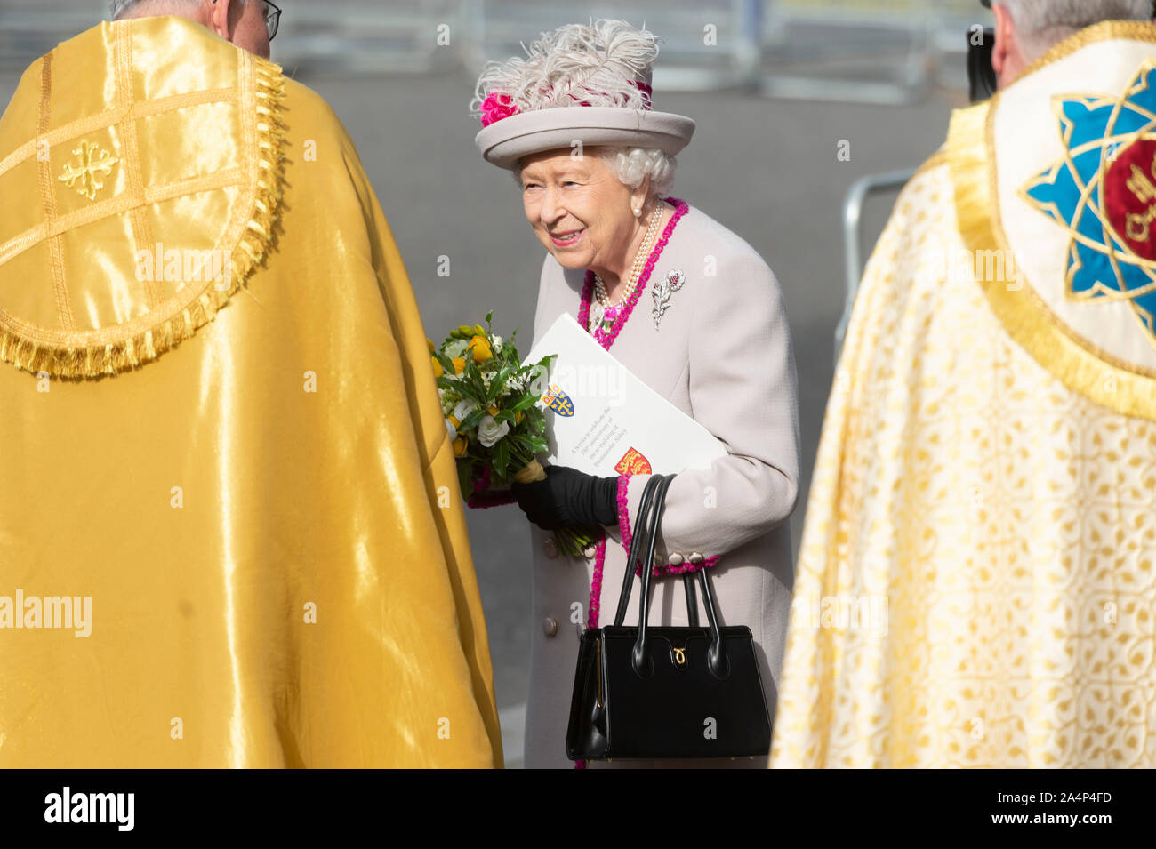 Londra, Gran Bretagna. 15 ottobre, 2019. British Queen Elizabeth II parte dopo aver frequentato un servizio segnando il 750 anniversario della ricostruzione dell Abbazia di Westminster a Londra, Gran Bretagna, il 15 ottobre, 2019. Credito: Ray codolo/Xinhua/Alamy Live News Foto Stock