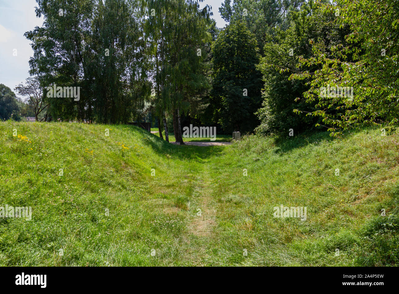 Prigioniero vista dall ex MG & pistola tiro stand dove prigionieri sovietici sono stati eseguiti, SS-Tiro Hebertshausen, Dachau, Germania. Foto Stock