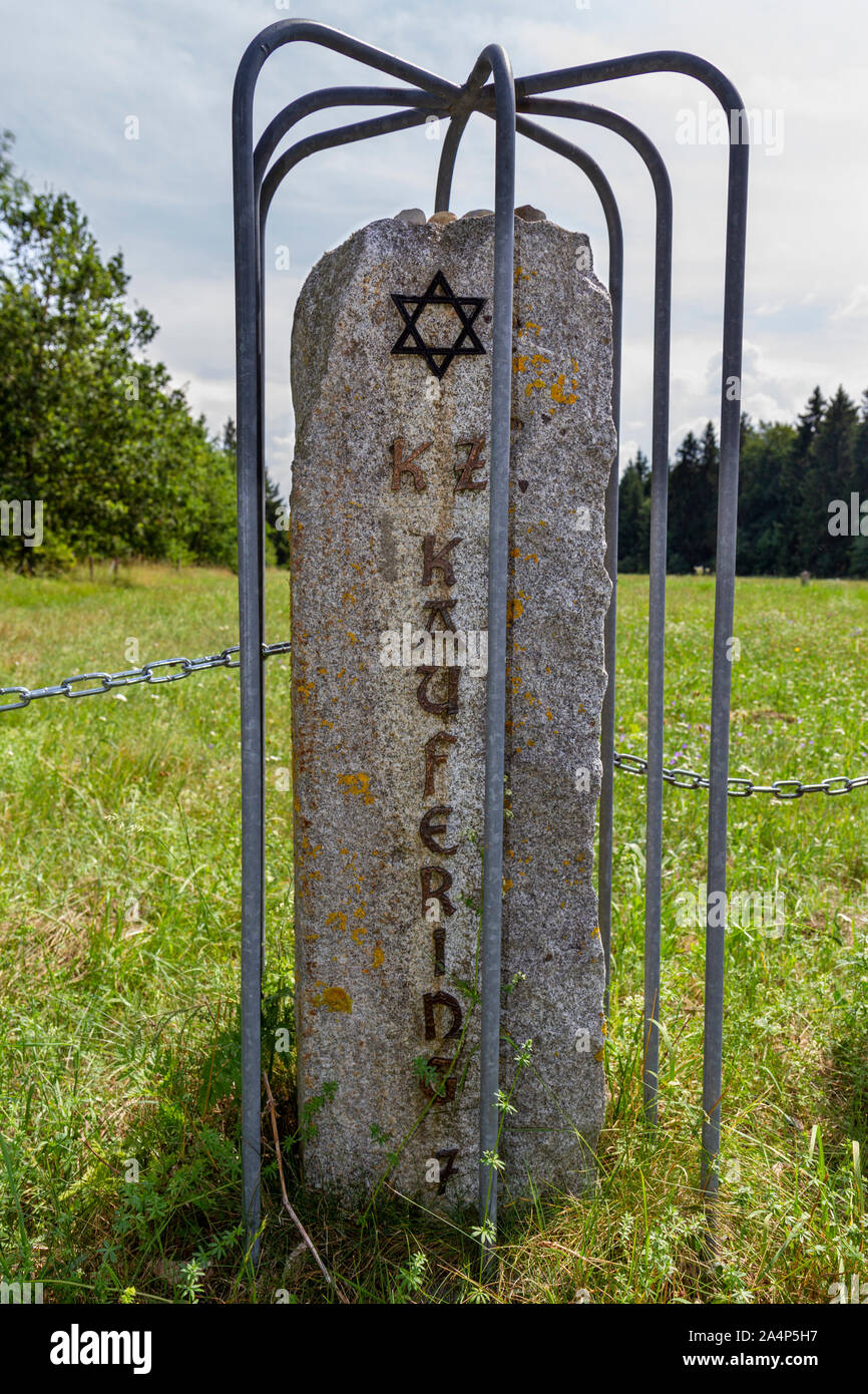 Yiddish inscritto lapide commemorativa all'ingresso al Parlamento il memoriale dell'Olocausto (Kaufering VII) vicino a Landsberg am Lech, Baviera, Germania. Foto Stock