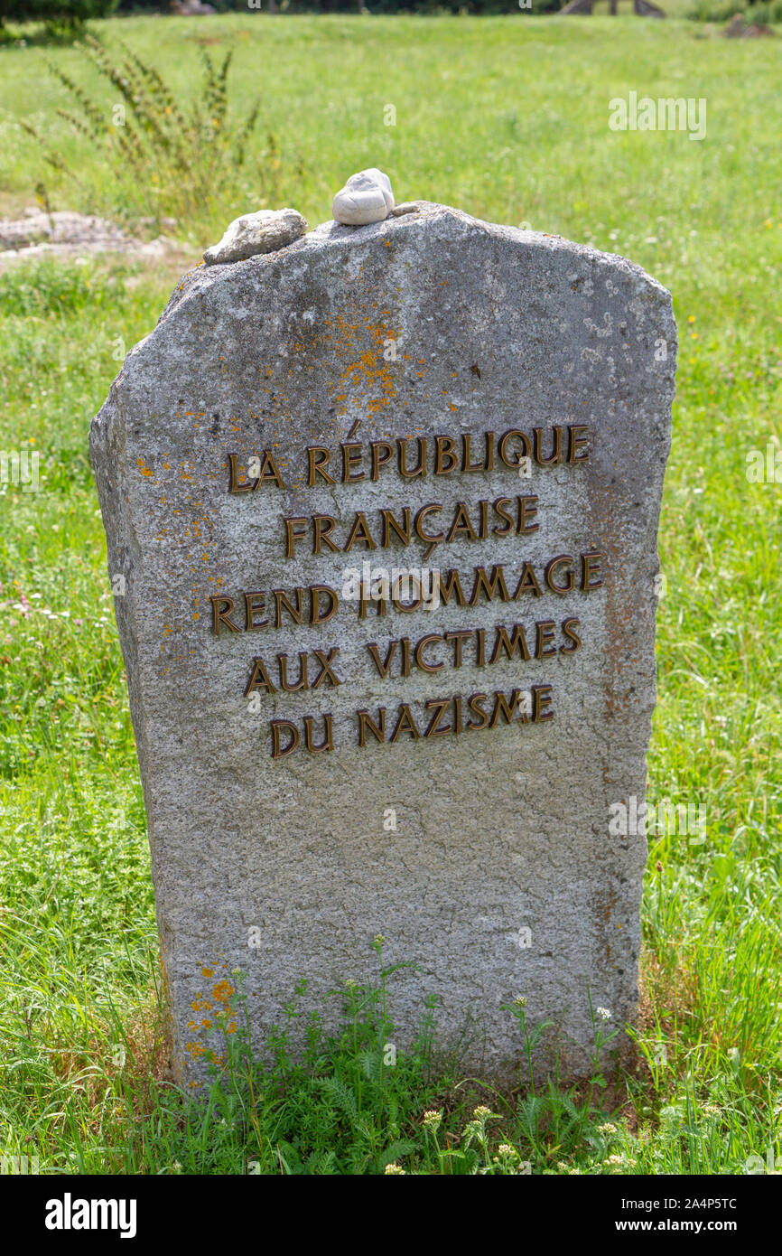 La lapide memorial dalla Francia in Parlamento il memoriale dell'Olocausto (Kaufering VII) vicino a Landsberg am Lech, Baviera, Germania. Foto Stock