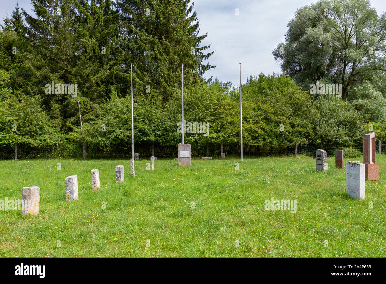 La lapide memoriali che compongono la Comunità Memoriale dell Olocausto (Kaufering VII) vicino a Landsberg am Lech, Baviera, Germania. Foto Stock