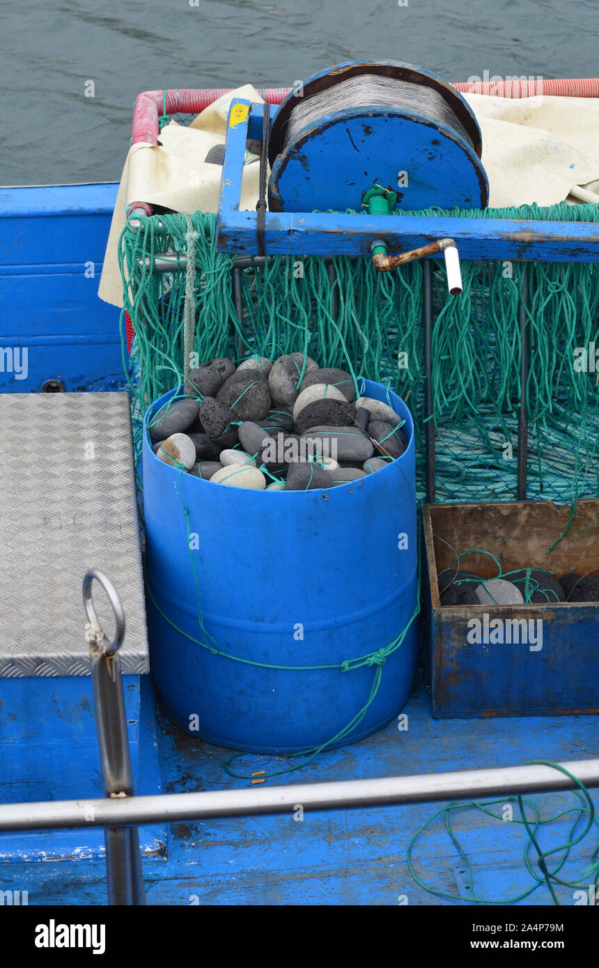 Artigianale di deep-set handline dei pescherecci e degli attrezzi da pesca a Ponta Delgada porto, isole Azzorre (Portogallo) Foto Stock