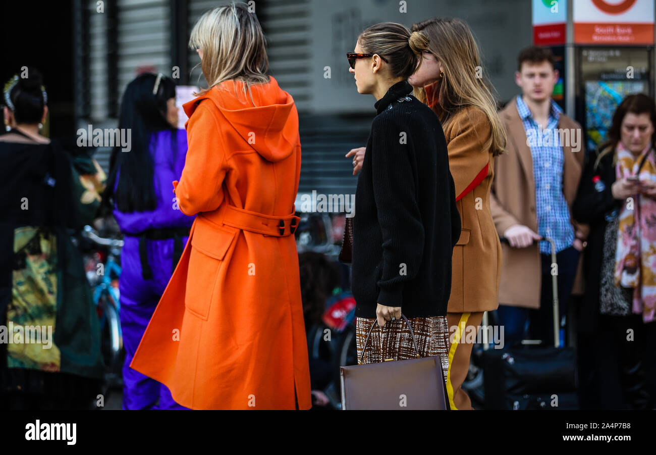 LONDON, Regno Unito - 17 Febbraio 2019: Monica De La Villardière, Camilla Charriere e Jenny Walton sulla strada durante la London Fashion Week. Foto Stock