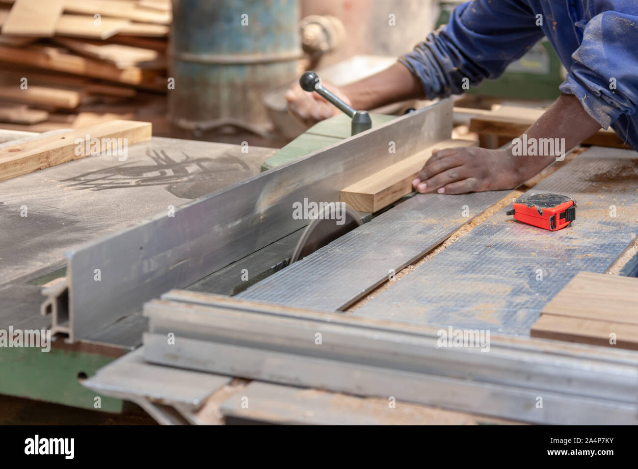 Industria di mobili in fabbrica a Gaborone, Botswana, Africa, industriale sega rotante macchine, Foto Stock