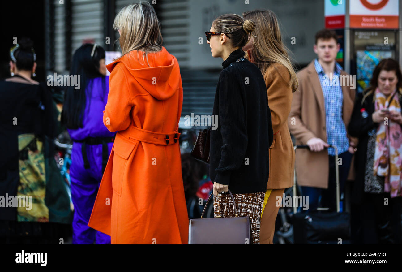 LONDON, Regno Unito - 17 Febbraio 2019: Monica De La Villardière, Camilla Charriere e Jenny Walton sulla strada durante la London Fashion Week. Foto Stock