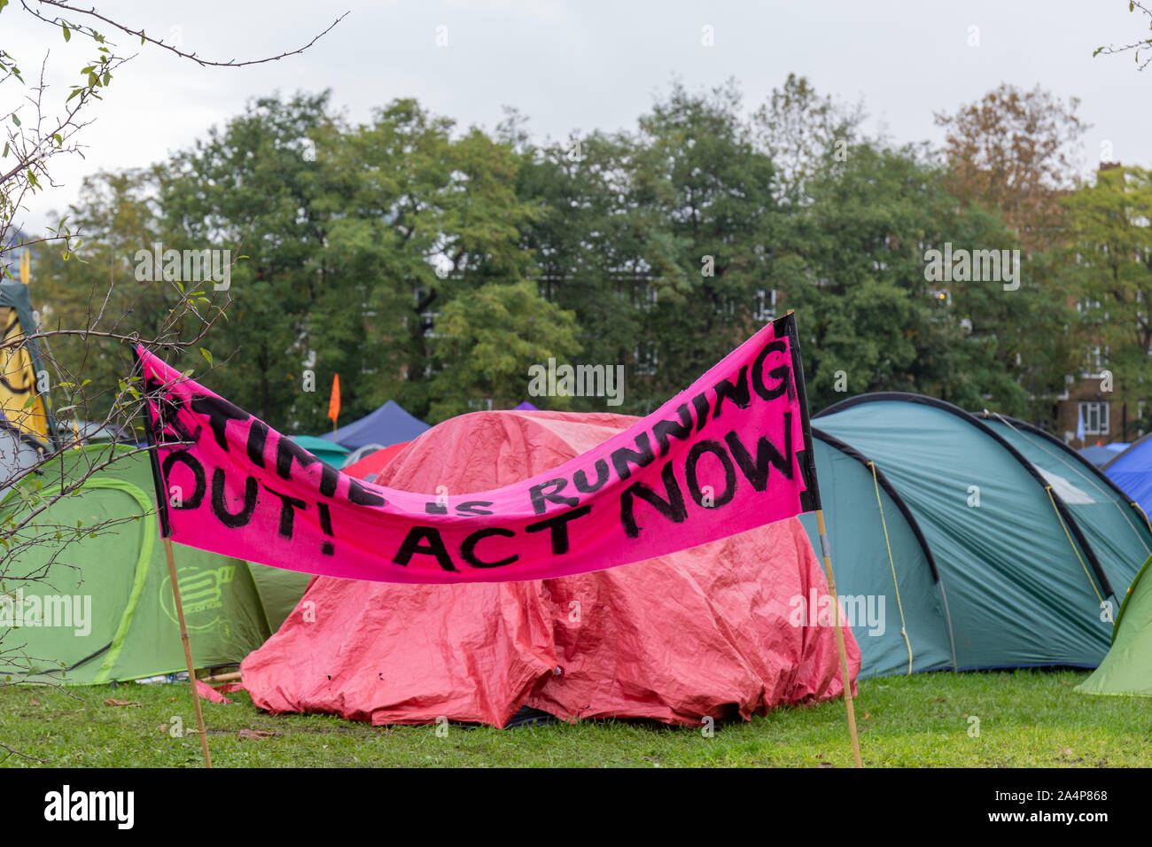 Vauxhall Pleasure Gardens, Londra, Regno Unito; 15 ottobre 2019; Camp istituito con l'estinzione della ribellione di gruppo con Colorati luminosamente tende e Banner di rosa Foto Stock