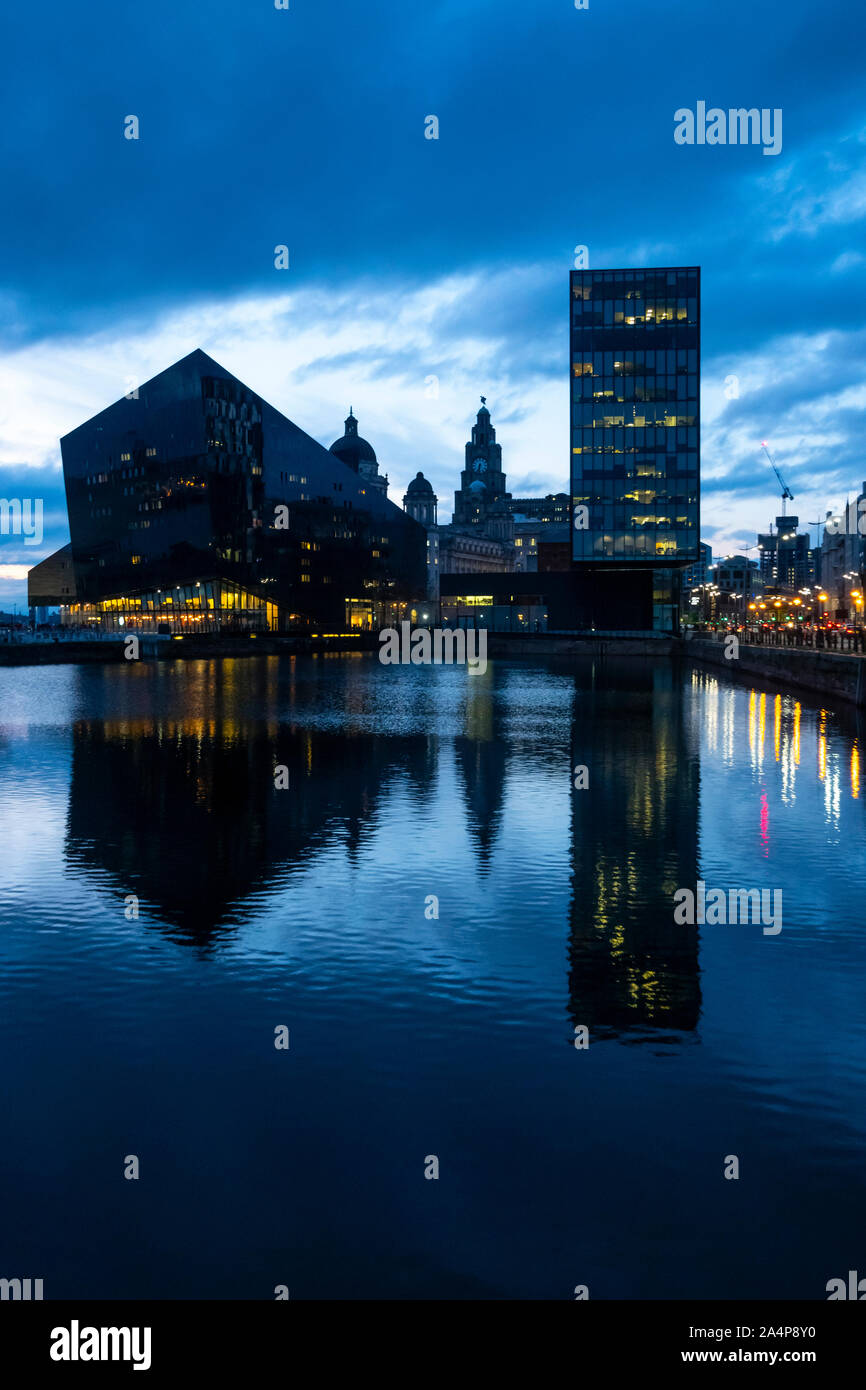 L'area di Pier Head presso i moli di Liverpool Foto Stock