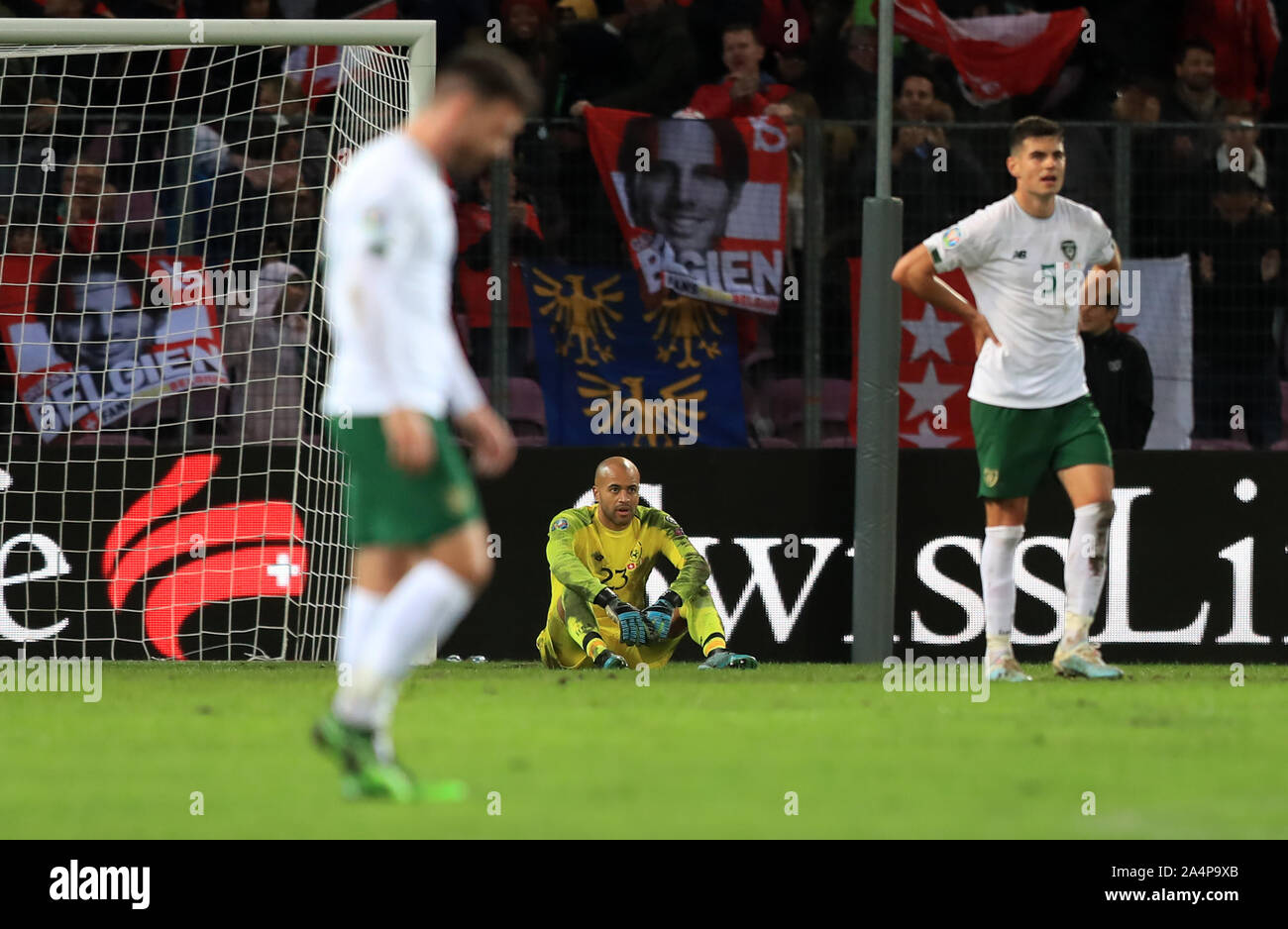 Repubblica di Irlanda di Darren Randolph si siede sconsolato alla fine della partita durante UEFA EURO 2020 qualifiche corrispondano allo Stade de Geneve Ginevra. Foto Stock