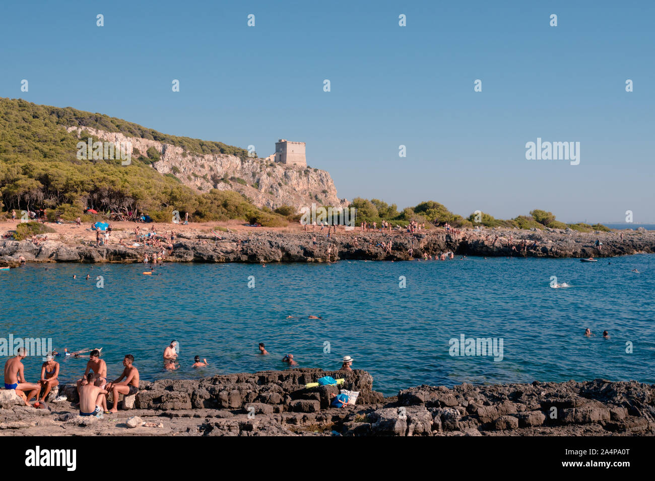 Porto Selvaggio, Italia 13 Agosto 2019: in un piccolo annuncio stupendo golfo alcune persone godendo l'estate nel Salento Foto Stock