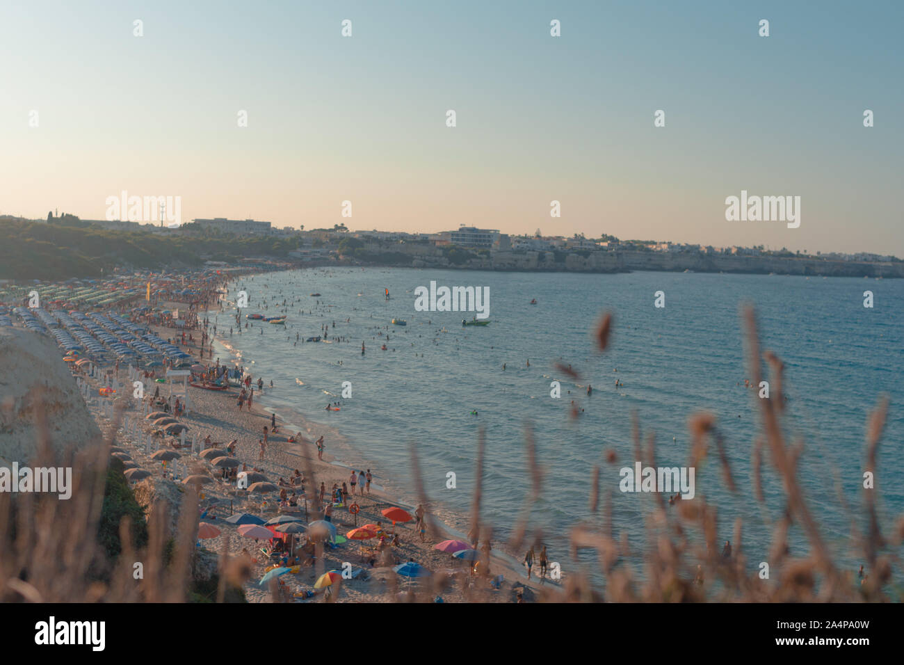 Otranto, Italia 15 Agosto 2019: le persone godono di estate in delle più belle spiagge del Salento Foto Stock