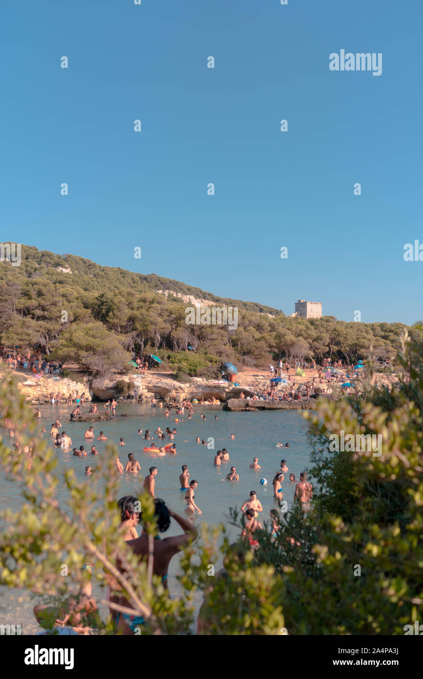 Porto Selvaggio 13 Agosto 2019: persone godere il mare nel fantastico piccolo golfo del Salento Foto Stock