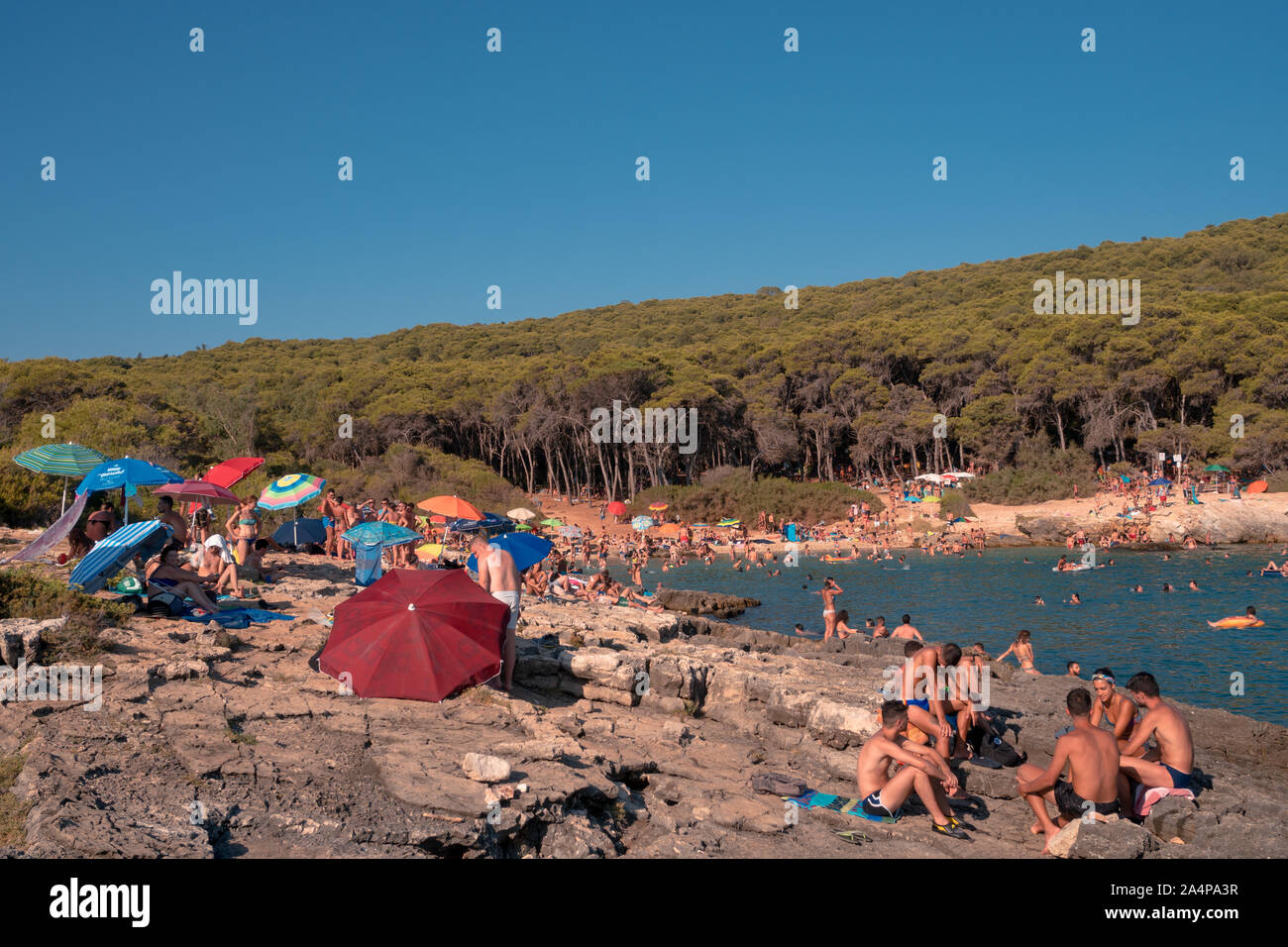 Porto Selvaggio, Italia 13 Agosto 2019: la gente sta godendo di una giornata in spiaggia durante il periodo estivo Foto Stock
