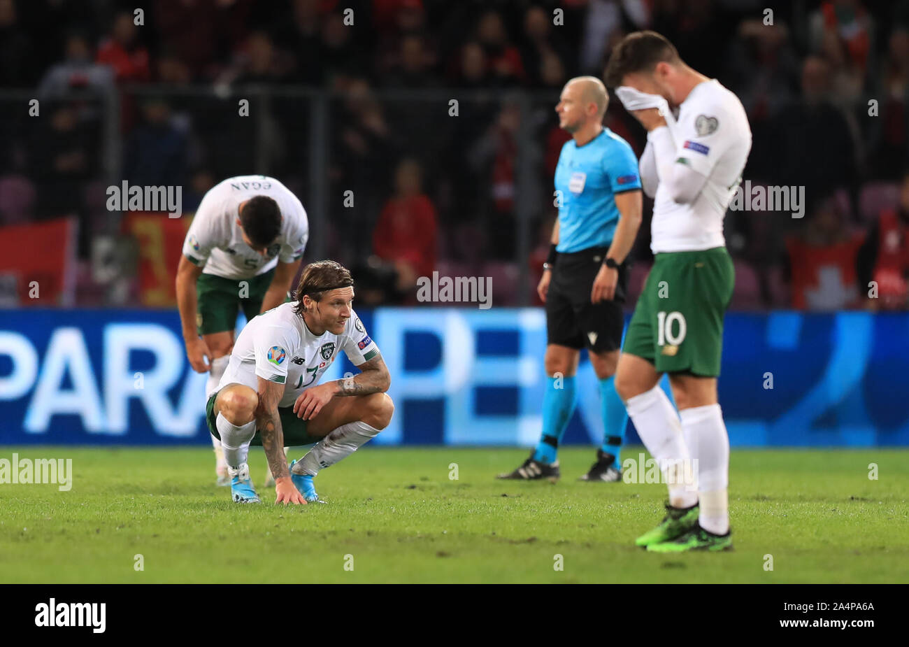 Repubblica di Irlanda Jeff Hendrick guarda sconsolato alla fine della partita durante UEFA EURO 2020 qualifiche corrispondano allo Stade de Geneve Ginevra. Foto Stock